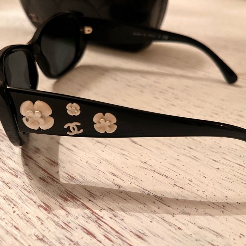 💯 authentic CHANEL sunglasses with flower accents